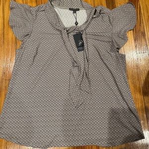 Shirt with tie bow in the neck.